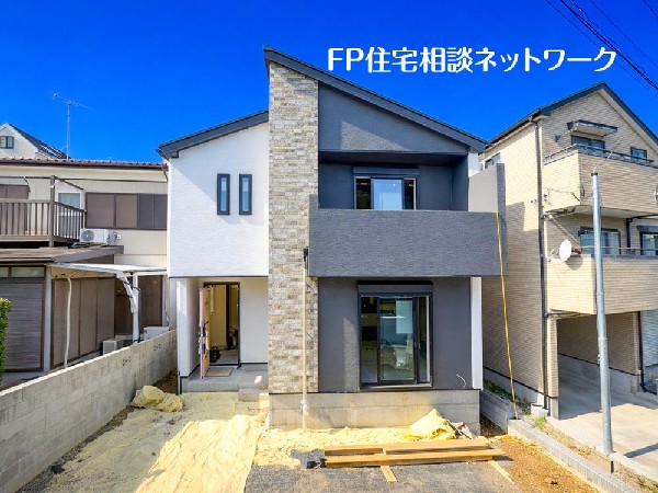 外観:南向きの心地よい陽光に包まれる邸宅。駐車スペース2台分を確保し、上質なデザインと機能性を両立しています。