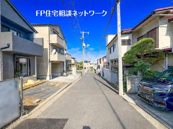 外観:前面道路が広く、視界が抜ける開放的なロケーション。圧迫感のない街並みで、心地よい暮らしを実現します。