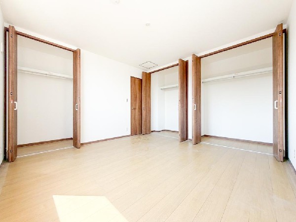 収納力が豊富な大型クローゼット。普段着やスーツはもちろん、コート類などもしっかり掛けられます。奥行きもあるので、収納ボックスをそのままクローゼットの中へ。部屋にものが出ずスッキリしますね。