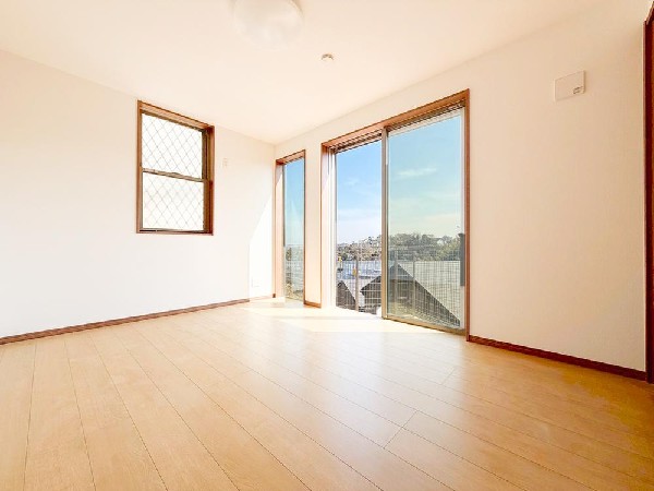 2面採光でお部屋の隅々まで明るい居室。おひさまの光を、爽やかな風をたっぷりと取り込めます。居室内はいつも明るい印象ですので、気持ちの良い朝を迎えられそう。毎日の生活も自然と明るくなりますね。