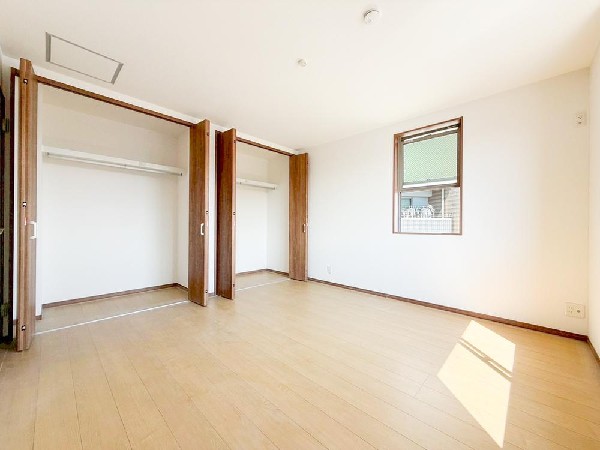 居室には収納クローゼットを完備！普段使いのお洋服や小物はもちろん、季節物のお洋服などもしっかりと整理整頓おしまい頂けます。居室空間をより広く隅々までお使いいただけますね。