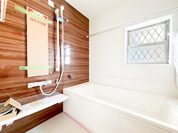 ゆったりと寛げる広々バス。殆どの方は足を伸ばして入浴することが可能で一日の疲れを癒す貴重なバスタイムです。お子様とご一緒にリビングとは違った家族団欒のひと時をお楽しみ下さい。