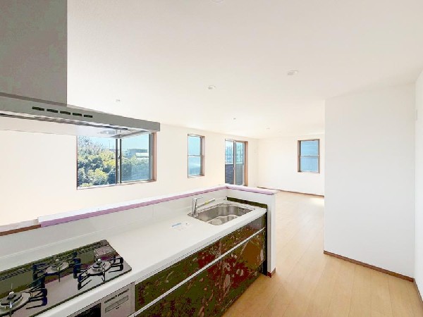 リビングを見渡せるカウンターキッチンでお子様の様子を伺いながら食事の支度が出来ます。家族の気配を感じられる、そんな空間を演出できるキッチンです。