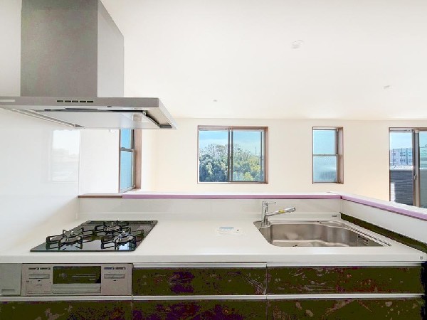 対面式のカウンターキッチンは、出来上がったお料理をカウンターに並べてお子様が運ぶなど、お手伝いの時間も増えそうですね！家族と会話をしながら料理を楽しめ一体感を感じられるキッチン。