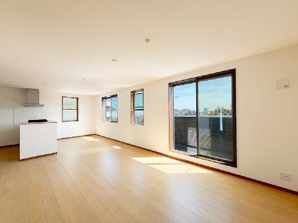 ご家族が集まるからこそＬＤＫは拘りたいですよね！日光をたっぷりと取りこめるリビングでゆったりと過ごしませんか？子供たちが元気に笑いながら走り回っている姿が目に浮かぶ空間です。