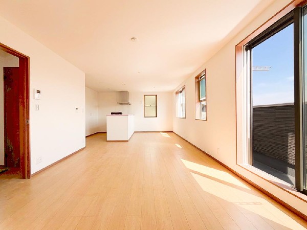 20帖の広々ＬＤＫ。導線もしっかりと考えられていて、ダイニングテーブルやソファー、ローテーブル等の家具もしっかりと配置できます。ゆったりとした広さの空間でご家族だんらんの時間をお過ごしください。