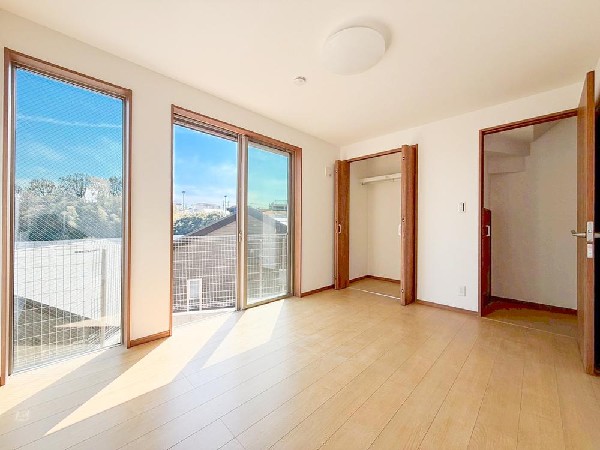 光が沢山取り込める大きな窓。日差しを長時間受ける事が出来る暖かいお部屋です。もちろんペアガラスなので、遮音性に優れ、結露も発生しにくい構造。サッシ周りのカビが発生しにくくなりますね。