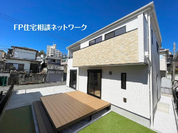 外観:～類似外観同仕様写真～  ※外観、屋根、色、扉や窓の開口部の位置、形状等が異なります。