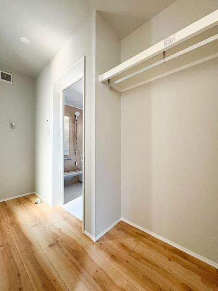 洗面所にハンガースペースを確保。洗濯後そのまま干せるスムーズな動線が魅力です。