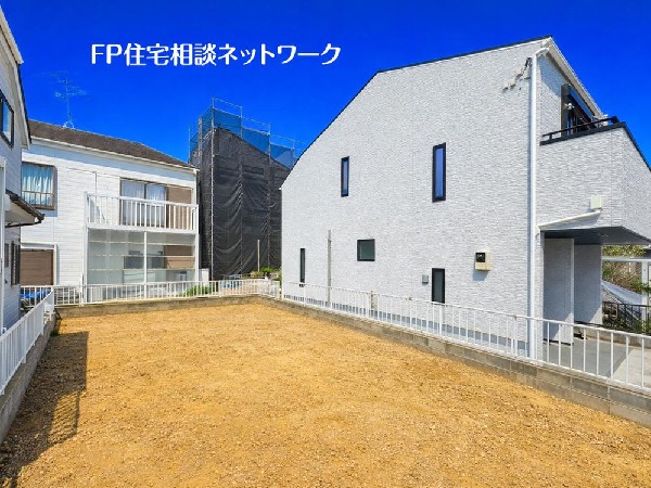 外観:四季を通じて自然と触れ合えるスポットが周辺には盛りだくさん！お散歩やジョギング、週末のご家族での遊びに最適です。目の前に広がる開放感とゆとり、暮らしの夢を育む理想の住まいがここにはあります。