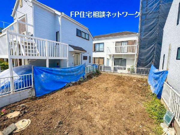 外観:多彩な商業施設で賑わう「綱島駅」よりフラットアプローチ。暮らしやすさが揃うこの地に、空に向かって伸びやかに建つスタイリッシュな邸宅が誕生します。