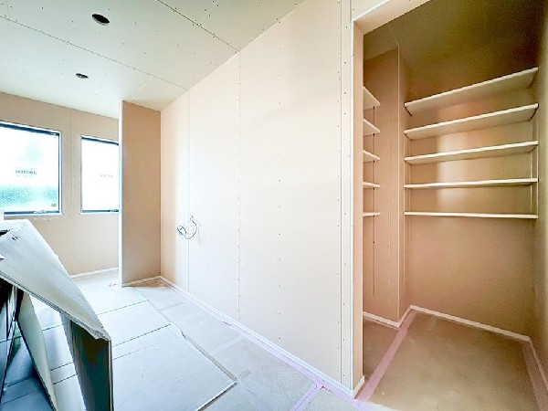 キッチン隣には、ストック食材や調理家電の収納に便利なパントリー収納付です。これだけのスペースがあれば、お水や非常食などの備蓄庫としても活躍しそうです。