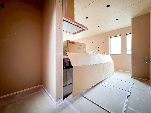 リビングを見渡せる対面式キッチンは、ご家族との会話もできて毎日のお料理が楽しくなります。リビングで遊ぶお子様にも目が届くので安心して家事が出来ますね。