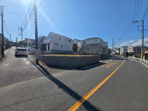 外観:低層の一戸建を中心とした街並みが整然と続き周辺は高い建物が建っておらず、採光や開放性に恵まれ、空が広く緑の多い閑静な趣を感じる環境です。