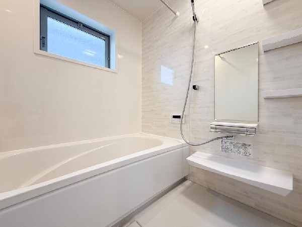 ゆったりとくつろげる広々バス。足までしっかりと伸ばせる浴槽は、心身ともにしっかりと疲れを癒してくれます。お子様とも一緒に浸かれ、ご家族みんなで一緒にバスタイムを楽しめますね♪