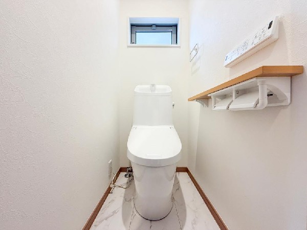 洗浄機能付き便座を標準装備。冬の寒い時期には暖房機能も活躍。快適にご利用いただけます。また、ペーパーホルダーの下の収納にはトイレットペーパーなど効率的に収納できます。