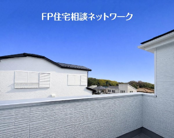 開放感のある現地で、前面道路よりも少し高くなっておりますので、プライベート感も保たれます！高くなっている分、日当りや風通しも良く快適な生活が待っています！