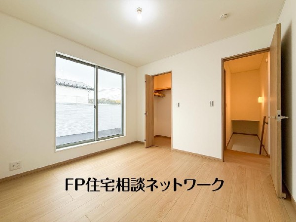 収納力が豊富な大型クローゼット。普段着やスーツはもちろん、コート類などもしっかり掛けられます。奥行きもあるので、収納ボックスをそのままクローゼットの中へ。部屋にものが出ずスッキリしますね。