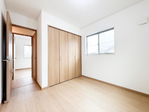 2面採光でお部屋の隅々まで明るい居室。おひさまの光を、爽やかな風をたっぷりと取り込めます。居室内はいつも明るい印象ですので、気持ちの良い朝を迎えられそう。毎日の生活も自然と明るくなりますね。