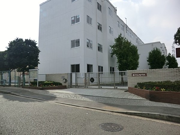 周辺環境:横浜市立旭中学校