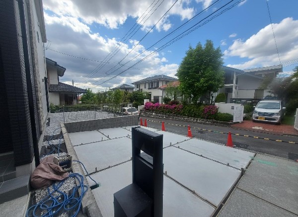 外観:前面道路は車通りの少ない道路