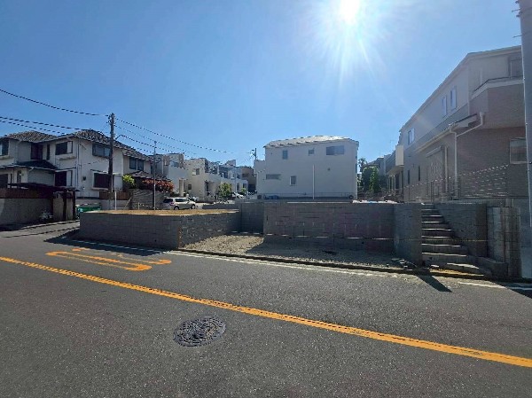 外観:開放感のある現地で、前面道路よりも少し高くなっておりますので、プライベート感も保たれます！