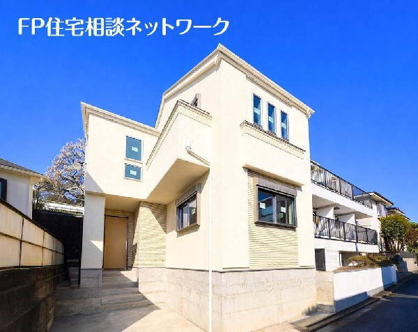 外観:良好な住環境が保たれたエリア。低層の一戸建を中心とした街並みが整然と続き周辺は高い建物が建っておらず、採光や開放性に恵まれ、空が広く緑の多い閑静な趣を感じる環境です。