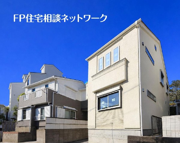 外観:開放感のある現地で、前面道路よりも少し高くなっておりますので、プライベート感も保たれます！高くなっている分、日当りや風通しも良く快適な生活が待っています！