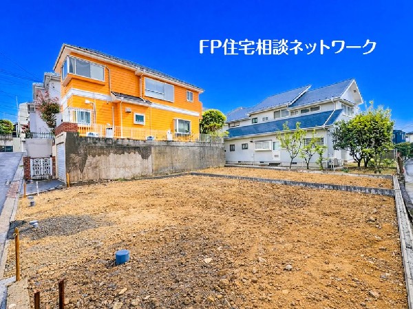 外観:四季を通じて自然と触れ合えるスポットが周辺には盛りだくさん！お散歩やジョギング、週末のご家族での遊びに最適です。目の前に広がる開放感とゆとり、暮らしの夢を育む理想の住まいがここにはあります。