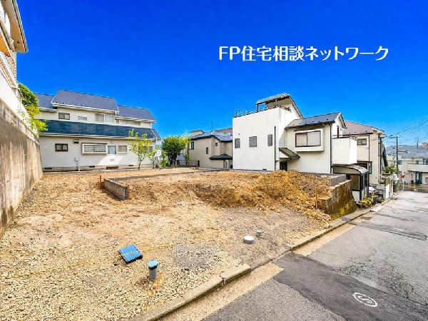 外観:開放感のある現地で、前面道路よりも少し高くなっておりますので、プライベート感も保たれます！高くなっている分、日当りや風通しも良く快適な生活が待っています！