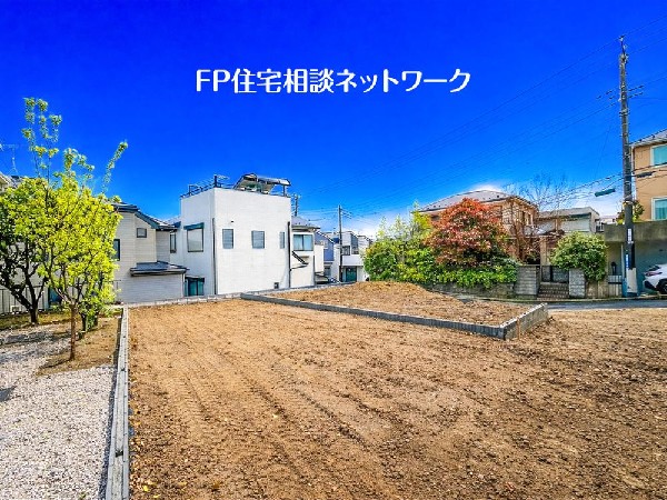 外観:良好な住環境が保たれたエリア。低層の一戸建を中心とした街並みが整然と続き周辺は高い建物が建っておらず、採光や開放性に恵まれ、空が広く緑の多い閑静な趣を感じる環境です。