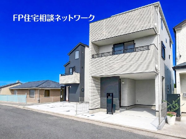 外観:～類似外観同仕様写真～  ※外観、屋根、色、扉や窓の開口部の位置、形状等が異なります。