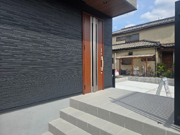 外観:重厚感のある玄関扉は、注文住宅のような高級感を感じさせてくれます