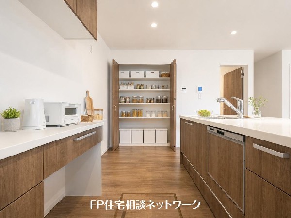 背面にはカップボードを完備♪キッチン隣には、ストック食材の収納に便利なパントリー収納付です♪（本画像はCGで作成しており、実際に現地に家具はおかれておりません。また価格に家具は含まれておりません。）
