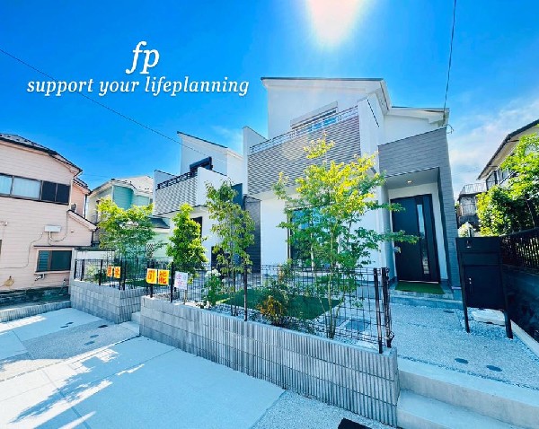 外観:～類似外観同仕様写真～  ※外観、屋根、色、扉や窓の開口部の位置、形状等が異なります。