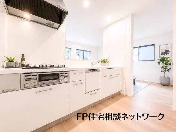 家族と会話をしながら料理を楽しめ一体感を感じられるキッチン。（本画像はCGで作成しており、実際に現地に家具はおかれておりません。また価格に家具は含まれておりません。）