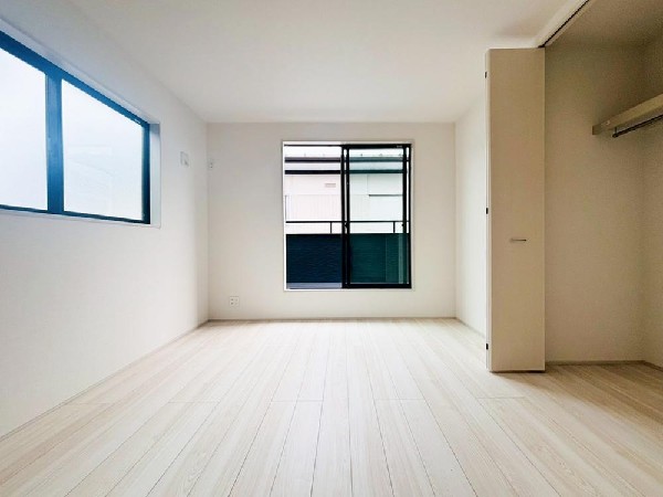 2面採光でお部屋の隅々まで明るい居室。おひさまの光を、爽やかな風をたっぷりと取り込めます。居室内はいつも明るい印象ですので、気持ちの良い朝を迎えられそう。毎日の生活も自然と明るくなりますね。