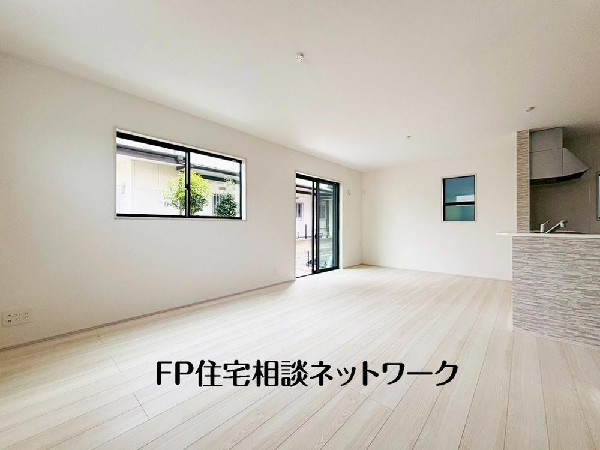 家族と過ごす時間を大切にする方にピッタリのゆとりの住空間です。お子様が元気に走り回っても安心して見守れます。家族の笑い声が今にも目に浮かびそうですね。