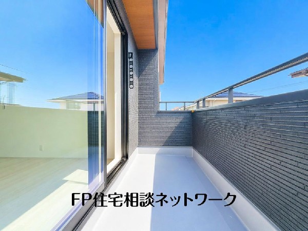 開放的なバルコニーは太陽の温かな温もりをめいっぱい受け止めてくれます。太陽の光と爽やかな風を受けたお洗濯物はあっという間に乾き、取りこむ時には太陽の匂いを感じられそうですね。