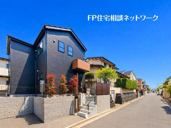 外観:深く豊かな緑と爽快な青い空を感じるまさに横浜に暮らす心地よさを存分に堪能いただける邸宅です。グレードの高い設備仕様が標準装備のデザイン住宅で快適で便利な生活をお送り頂けます。