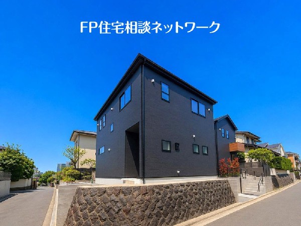 外観:開放感のある現地で、前面道路よりも少し高くなっておりますので、プライベート感も保たれます！高くなっている分、日当りや風通しも良く快適な生活が待っています！