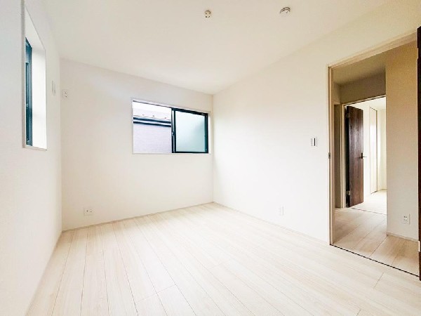 日差しを長時間受ける事が出来る暖かいお部屋です。もちろんペアガラスなので、遮音性にも優れ結露も発生しにくい構造。サッシ周りのカビが発生しにくくなりますね。