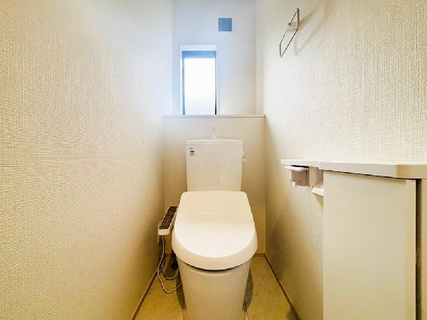洗浄機能付き便座を標準装備。冬の寒い時期には暖房機能も活躍。快適にご利用いただけます。また、ペーパーホルダーの隣の収納にはトイレットペーパーなど効率的に収納できます。