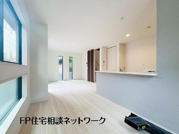 ご家族が集まるからこそＬＤＫは拘りたいですよね！日光をたっぷりと取りこめるリビングでゆったりと過ごしませんか？子供たちが元気に笑いながら走り回っている姿が目に浮かぶ空間です。