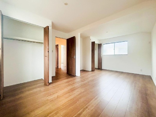 居室には収納クローゼットを完備！普段使いのお洋服や小物はもちろん、季節物のお洋服などもしっかりと整理整頓おしまい頂けます。居室空間をより広く隅々までお使いいただけますね。