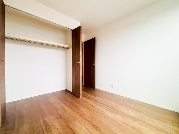 収納力が豊富な大型クローゼット。普段着やスーツはもちろん、コート類などもしっかり掛けられます。奥行きもあるので、収納ボックスをそのままクローゼットの中へ。部屋にものが出ずスッキリしますね。