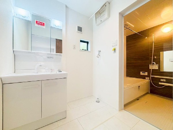 ゆとりのある洗面スペースで、朝の身支度やお掃除・片付けも快適スムーズです。３面鏡で髪のセットやお化粧もストレスなくこなせ、朝から気分良く通勤通学に向かえそうですね！