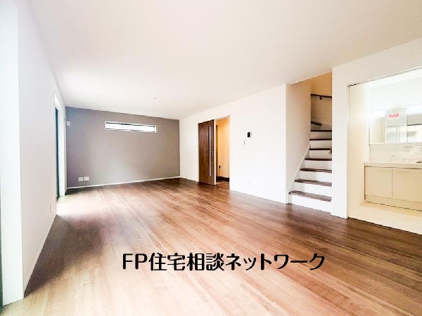 オープンでのびやかな空間を生み出す、こだわりの広がりとゆとり。家族と過ごす時間を大切にしたい方にぴったりの明るくゆとりある住空間です。窓からの日差しがリビングの隅々までしっかりと届きます！