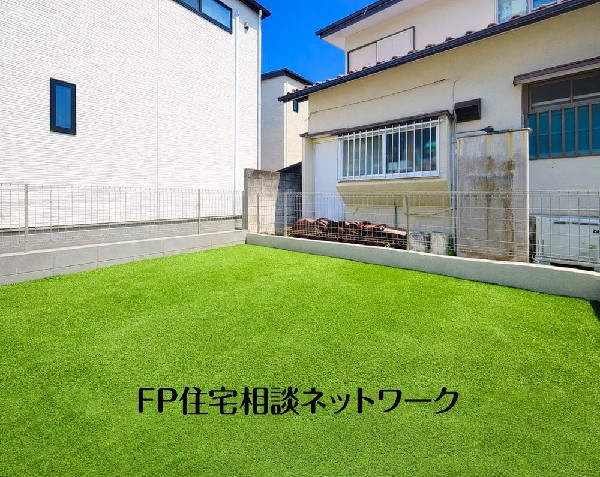 外観:年中大活躍のプライベート空間になるお庭はご家族の団らんの場として最適なスペース。（本画像はCGで作成しており、実際に現地に人工芝は敷かれていません。また価格に人工芝の費用は含まれておりません。）