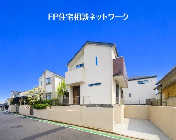 外観:陽光が差し込み、爽やかな風が通り抜ける住まい。静かな街並みに包まれた穏やかな時間が、心にゆとりをもたらしてくれます。